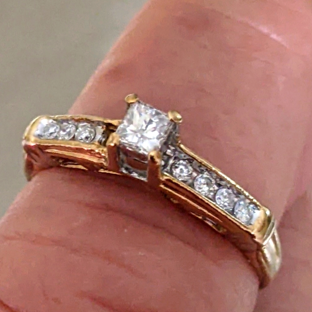 10K 💛GOLD WITH DIAMONDS RING